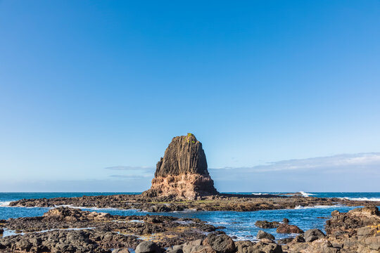 Australia, Victoria, Cape Schanck, Blue sky over Pulpit Rock