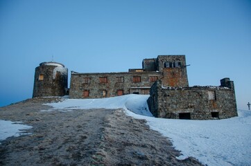 Fototapeta na wymiar old castle in the snow