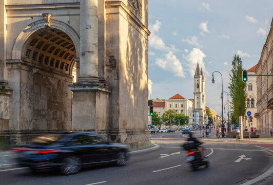 Germany, Bavaria, Munich, Traffic in front of Siegestor gate