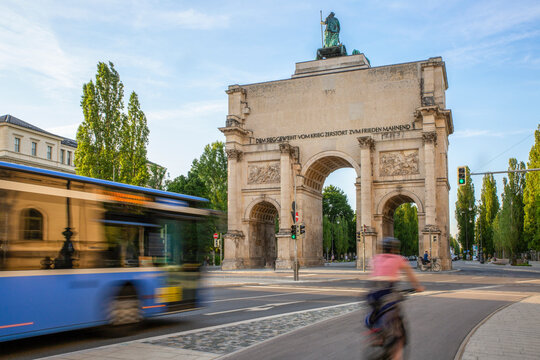 Germany, Bavaria, Munich, Traffic in front of Siegestor gate