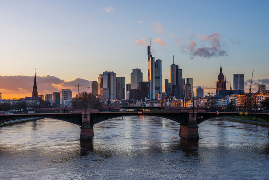 Germany, Hesse, Frankfurt, Ignatz Bubis Bridge at dusk with downtown skyline in background