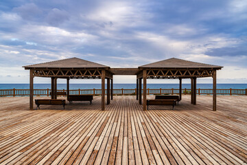 Mirador de madera frente al mar en la costa de Retamar, El Toyo.