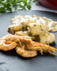Artichokes with prawns and green sauce