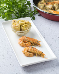 Artichokes with prawns and green sauce