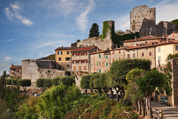 Fototapeta na wymiar Civitella in Val di Chiana, Arezzo, Tuscany, Italy: view of the ancient village with the ruins of the medieval castle