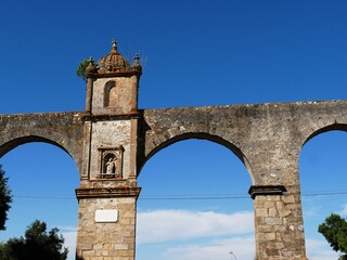 Fototapeta na wymiar Aqueduc de l'Agua de Prata à Evora dans la région de l'Alentejo au Portugal