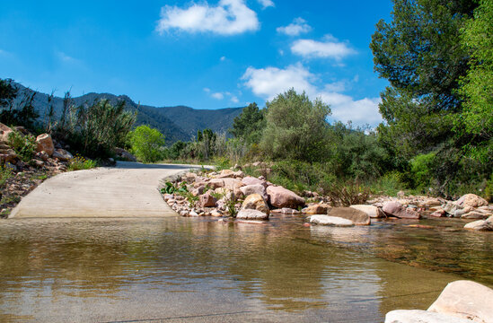 Camino cortado por desborde de un arroyo en los montes de Olocau , Valencia.