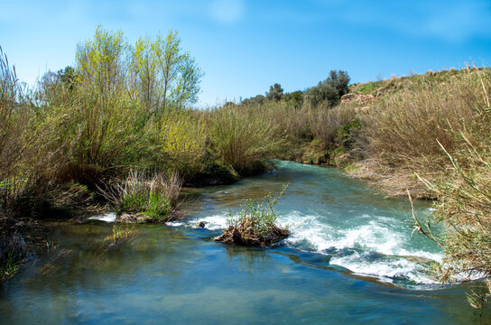 Río Turia, dentro del Parque natural, rodeado de montes y árboles.