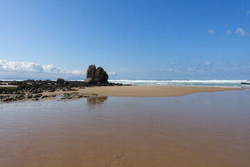 Rocher découvert à marée basse à Biarritz