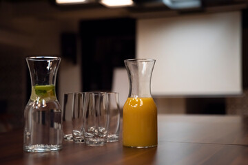 Sala konferencyjna z napojami i szklankami postawionymi na stół dla uczestników. - obrazy, fototapety, plakaty
