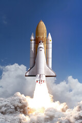 Raumschiff hebt in den Himmel ab. Rakete startet ins All. Konzept „Von der NASA eingerichtete Elemente“