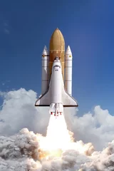Fototapete Nasa Raumschiff hebt in den Himmel ab. Rakete startet ins All. Konzept „Von der NASA eingerichtete Elemente“
