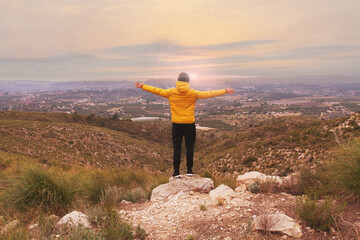 Obraz premium Middle-aged person doing activity in nature to achieve objectives.