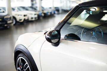 Autos in einem Showroom im Autohaus, Neuwagen, Gebrauchtwagen, Automobilindustrie 