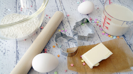 クリスマスホリデーのクッキー型と材料たち