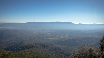 Paisaje montaña con niebla