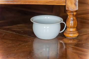 Leibschüssel am Parkettboden