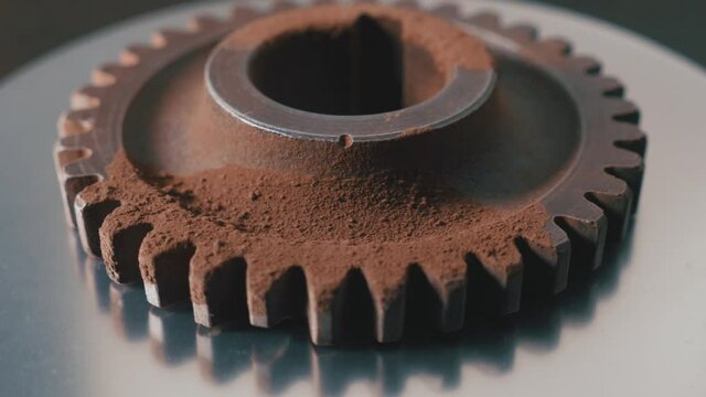 Smoothly rotating metal gear with rust