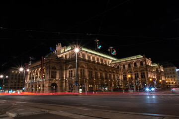 Fototapeta na wymiar The famous Vienna Opera house at night