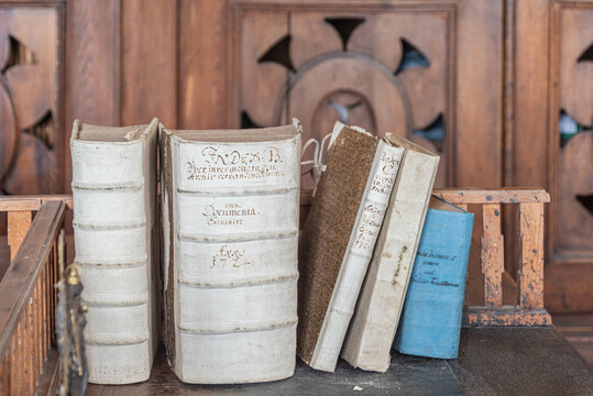 Alte B&uuml;cher im Archiv vom Stift G&ouml;ttweig