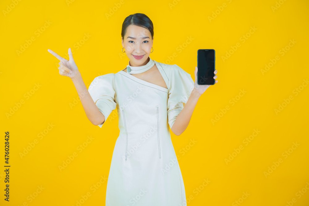 Wall mural Portrait beautiful young asian woman smile with smart mobile phone