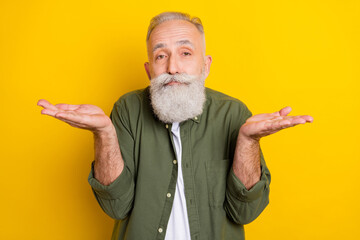 Photo portrait of senior man ignorant doesnt know answer forgot isolated bright yellow color...
