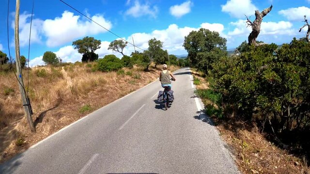 Une femme faisant du v&eacute;lo en pleine campagne