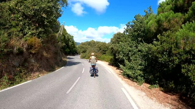 Une femme faisant du v&eacute;lo en pleine campagne