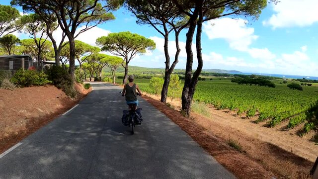 Une femme faisant du v&eacute;lo en pleine campagne