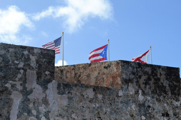 Flags above Castillo del Morro top, Viejo San Juan, Puerto Rico - obrazy, fototapety, plakaty
