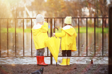 Children walk in the autumn park