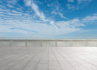  Overlooking the clear sky on the platform of the city park