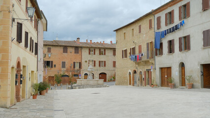 Fototapeta na wymiar Il centro storico di Asciano in provincia di Siena, Italia.
