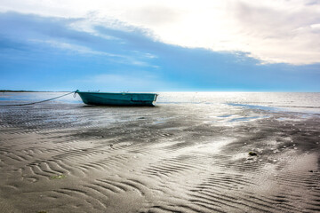 Barque de p&eacute;cheurs &eacute;chou&eacute;e sur la plage de Beauduc en Camargue en France au bord de la M&eacute;diterran&eacute;e.
