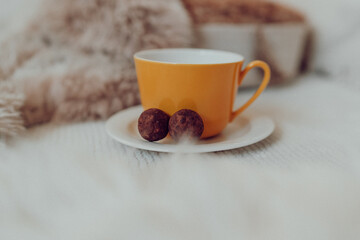 Tasse Kaffee mit Kugeln