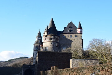 Fototapeta na wymiar Schloss Bürresheim in der Eifel während des Winters