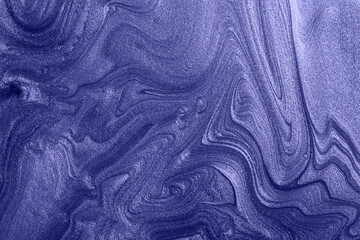 Wunderschöne Schimmerflecken aus flüssigem Nagellack, gefärbt in der trendigen violetten Farbe von 2022.