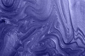 Papier Peint photo Pantone 2022 very peri Belles taches chatoyantes de vernis à ongles liquide, colorées dans la couleur violette tendance de 2022.