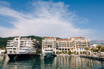Fototapeta na wymiar Motor yachts at the marina of the Regent Hotel in Porto