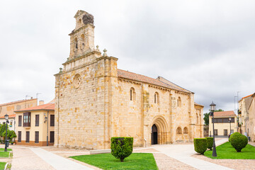Fototapeta premium Medieval Romanesque church of San Isidoro y del Carmen in Zamora, Spain.