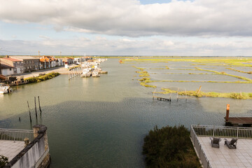 Terrasses devant grande mar&eacute;e haute dans un petit port, pr&eacute;s sal&eacute;s inond&eacute;s