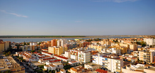 Fototapeta na wymiar Sanlúcar de Barrameda con el Río Guadalquivir y Doñana al fondo, provincia de Cádiz, España. 