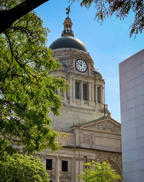 Vertical shot of the Allen County Courthouse in Fort Wayne, Indiana
