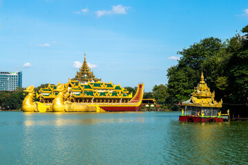 Yangon, Myanmar - view of Karaweik Palace reflected on the waters of Kandawgyi Lake - obrazy, fototapety, plakaty