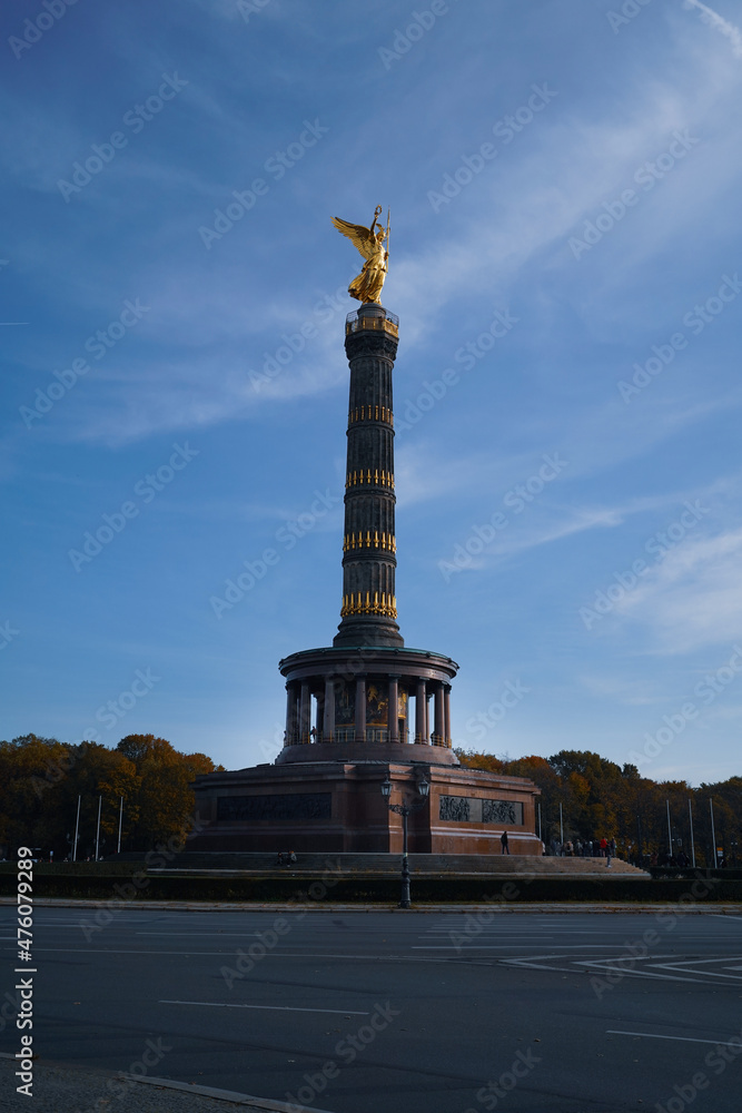 Sticker Vertical shot of the Victory Column in Berlin, Germany