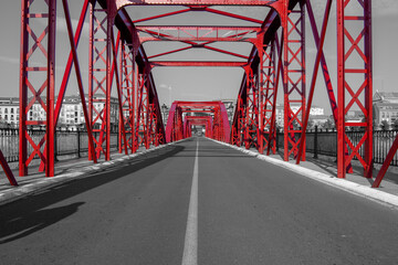 Puente de hierro Reina Sofía en Talavera de la Reina. Blanco y negro.