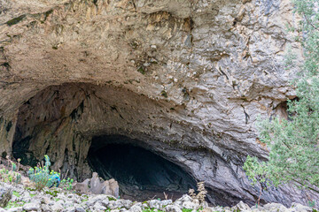 Kocain Cave, with the impressive stalactites and stalagmites, is one of the most famous caves reflecting the history. Its surroundings with prehistoric finds and legible inscriptions in Antalya