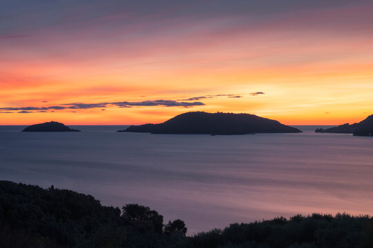 Lunga esposizione al tramonto sul Golfo dei Poeti, Isola del Tino, Isola Palmaria e Portovenere all'orizzonte, La Spezia, Liguria, Italia, Europa