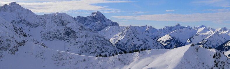 Fototapeta na wymiar Panoramablick auf die Bergwelt im Kleinwalsertal mit Wlmendingerhorn