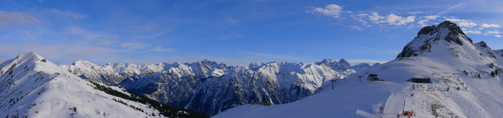 Fototapeta na wymiar Bergpanorama auf die Allgäuer Alpen mit Fellhorn und Kanzelwand